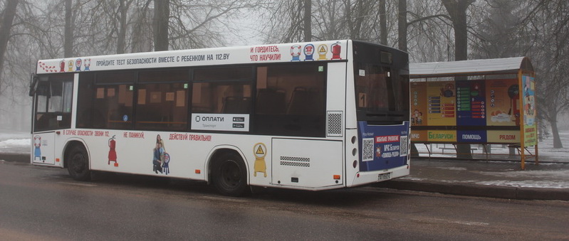 Новогрудские спасатели презентовали брендированный автобус и остановочный пункт в центре города
