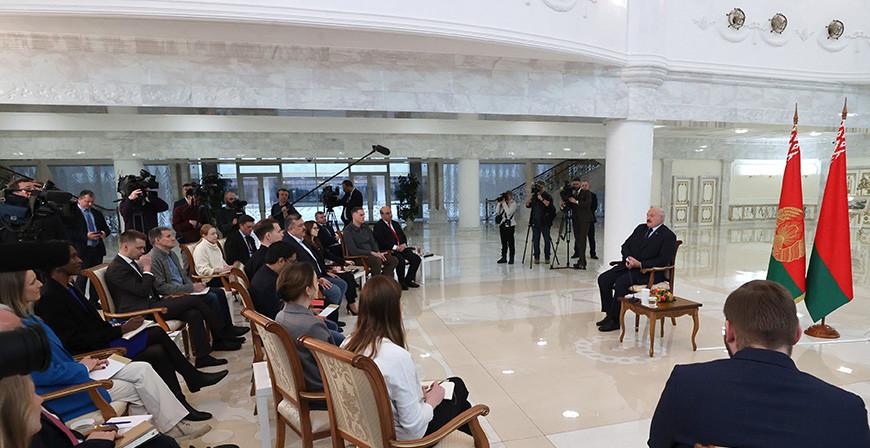 Александр Лукашенко отвечает на вопросы зарубежных и белорусских СМИ, но «Большой разговор» еще впереди