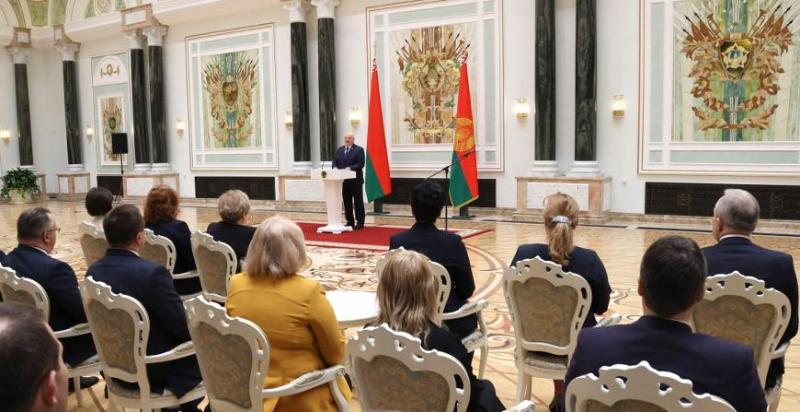 Александр Лукашенко вручил госнаграды судьям Верховного Суда