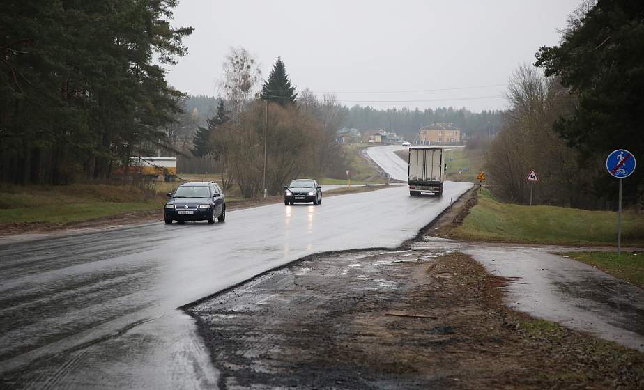Новое покрытие, велодорожки, благоустроенные остановки появились на участке автодороги Р-42 Гродно–граница Литвы