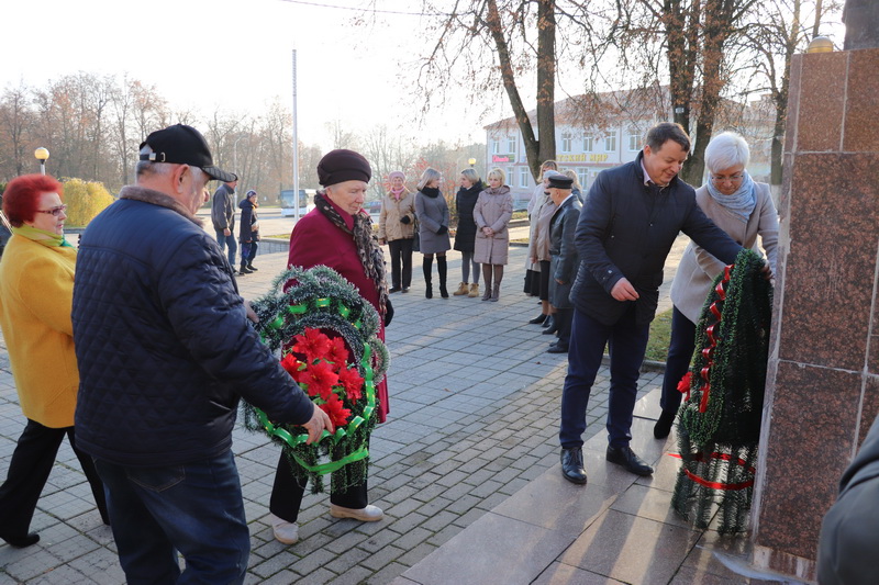 С уважением к прошлому.  В Новогрудке возложили цветы к памятнику Ленина