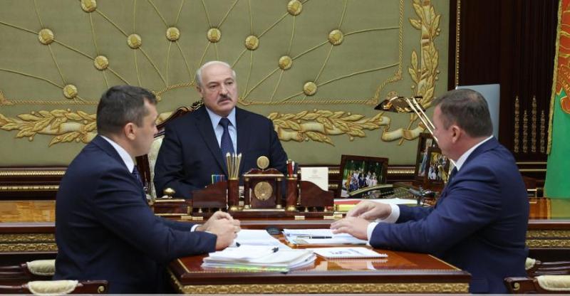 «Есть и недостатки, и положительные факты» - Александр Лукашенко принял с докладом руководителя «Белгоспищепрома»