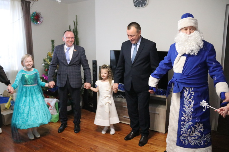 Поздравления с новогодними и рождественскими праздниками принимали воспитанники детского дома семейного типа