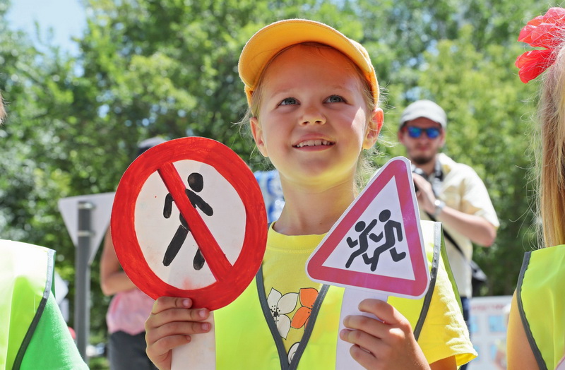 Школьники Новогрудчины принимают участие в республиканском творческом конкурсе для детей и подростков «Соблюдаем законы дорог!»