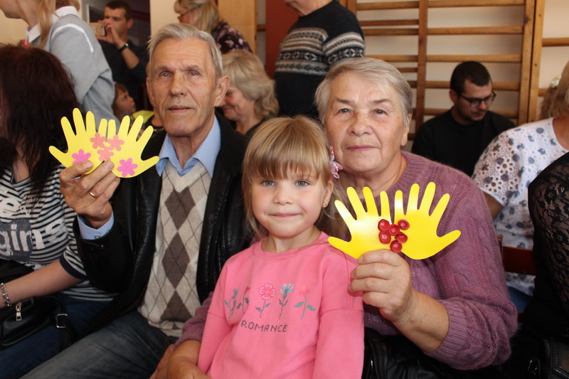 Воспитанники яслей-сада №7 г. Новогрудка поздравили любимых бабушек и дедушек с Международным днем пожилых людей