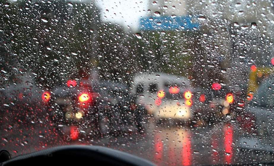 Опасные лужи и дальний свет: как безопасно ездить в дождь