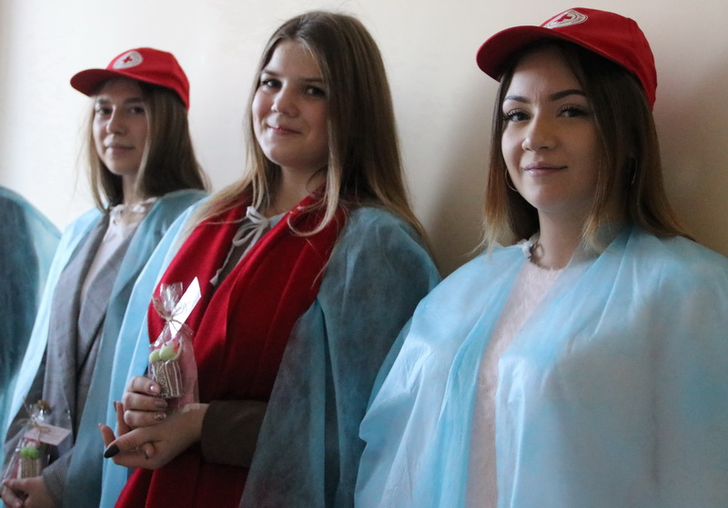 Волонтеры Красного Креста Новогрудского торгово-экономического колледжа поздравили рожениц с Днем матери
