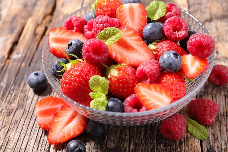 Перекусы ягодами помогают снизить холестерин и улучшить здоровье мозга
