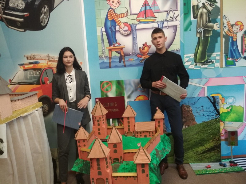 Подарок городу. Члены клуба «Патриот» средней школы №5 создали макет Новогрудского замка 
