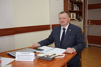 В Новогрудке прием граждан и «прямую телефонную линию» провел Александр Садовничий