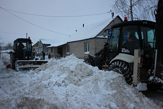 Аномальные осадки. Коммунальные службы в усиленном режиме убирают снег на улицах Новогрудка