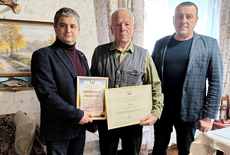 Почетная грамота Министерства лесного хозяйства Республики Беларусь вручена ветерану труда Геннадию Печинскому  
