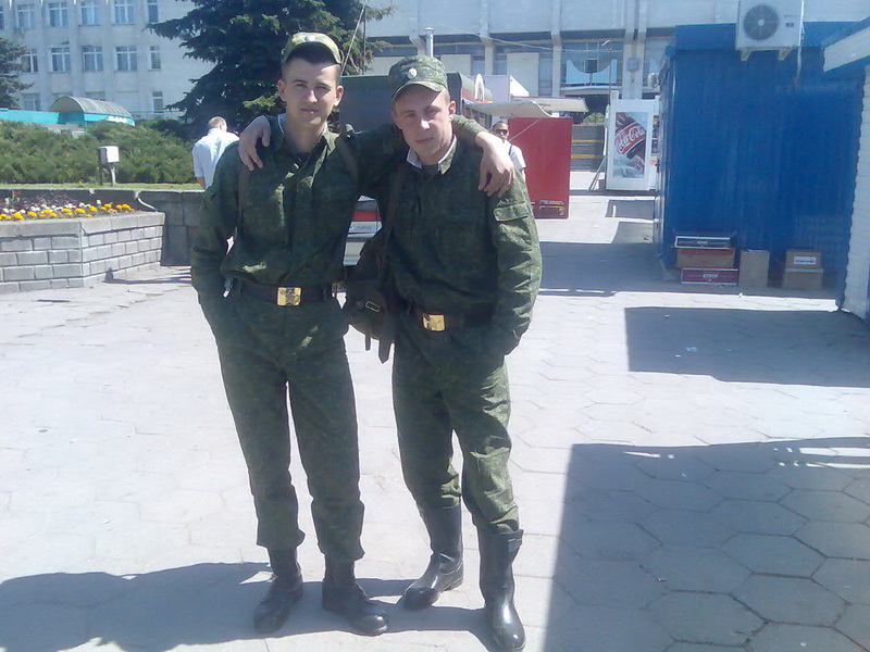 Александр Стасевич (на фото слева) вместе с сослуживцем Павлом. 2011 год, службу проходил в г. Слониме, пехота, взвод связи. 