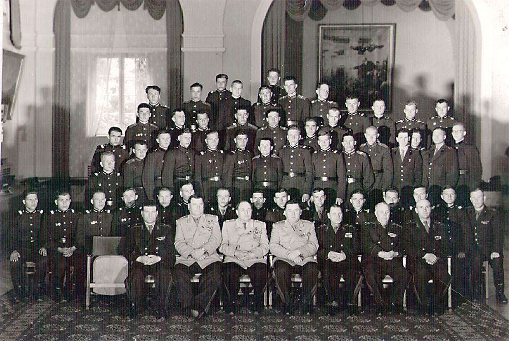 Федор Филиппович Гуща (второй ряд, первый слева), г. Вюнсдорф, 1959 год, во время слета отличников боевой и политической подготовки. Служил в танковых войсках в Германии.