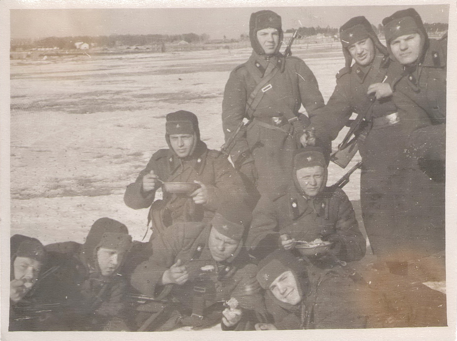 Михаил Кирьянович Косабукин (третий слева в первом ряду, лежа, во время обеда в зимних условиях) г. Берёза, февраль 1960 год. Служил в инженерно-саперных войсках