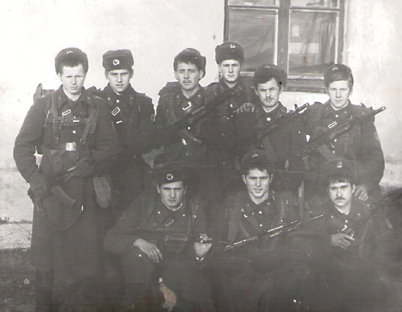 Владимир Леонидович Новиков (первый ряд посредине) со своими сослуживцами, 1982 год. Служил в воздушно-десантных войсках г. Псков (Россия) 1981-1983 гг.