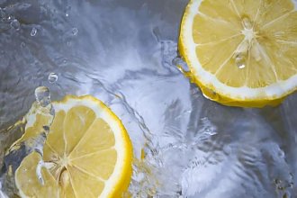Диетолог Мухина рассказала о пользе и вреде воды с лимоном