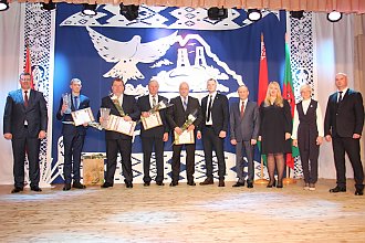 В Новогрудке торжественно открыли Год мира и созидания и вручили заслуженные награды лучшим труженикам