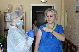 С заботой о близких. В Новогрудском районе продолжается вакцинация и ревакцинация населения