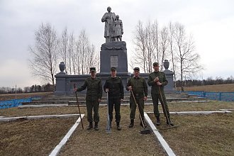 В Новогрудке к республиканскому субботнику присоединились военнослужащие 