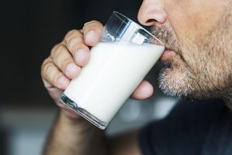 Молоко названо среди напитков, помогающих хорошо спать