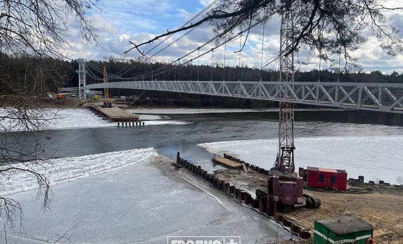 Строительство самого длинного подвесного моста в Беларуси на финишной прямой