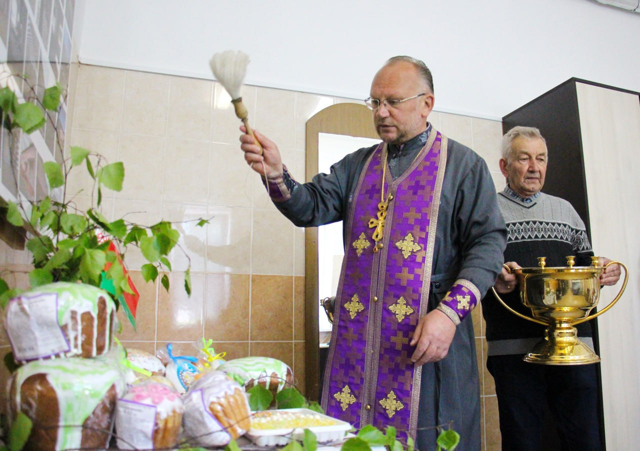 На Новогрудском хлебозаводе освятили пасхальные куличи и кексы