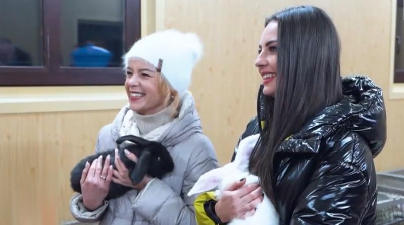Александр Лукашенко подарил телеведущим кроликов - символ наступающего года