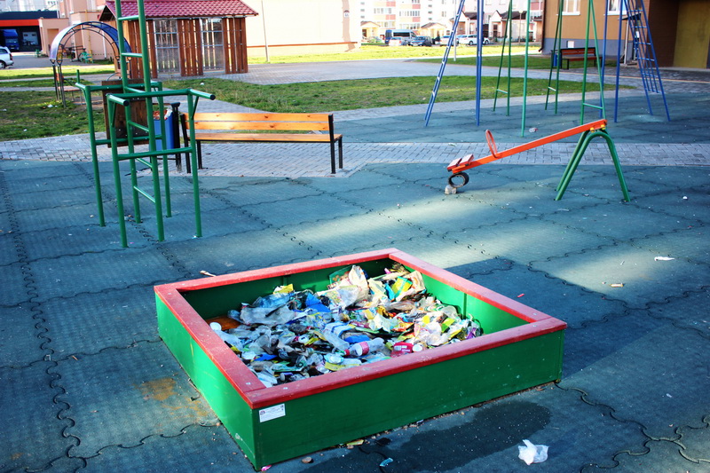 Песочница проблем. В Новогрудке сломали новую детскую площадку 