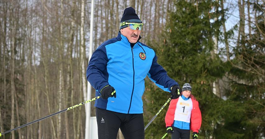 Александр Лукашенко приехал на спортивный праздник "Минская лыжня-2021" в "Раубичах"
