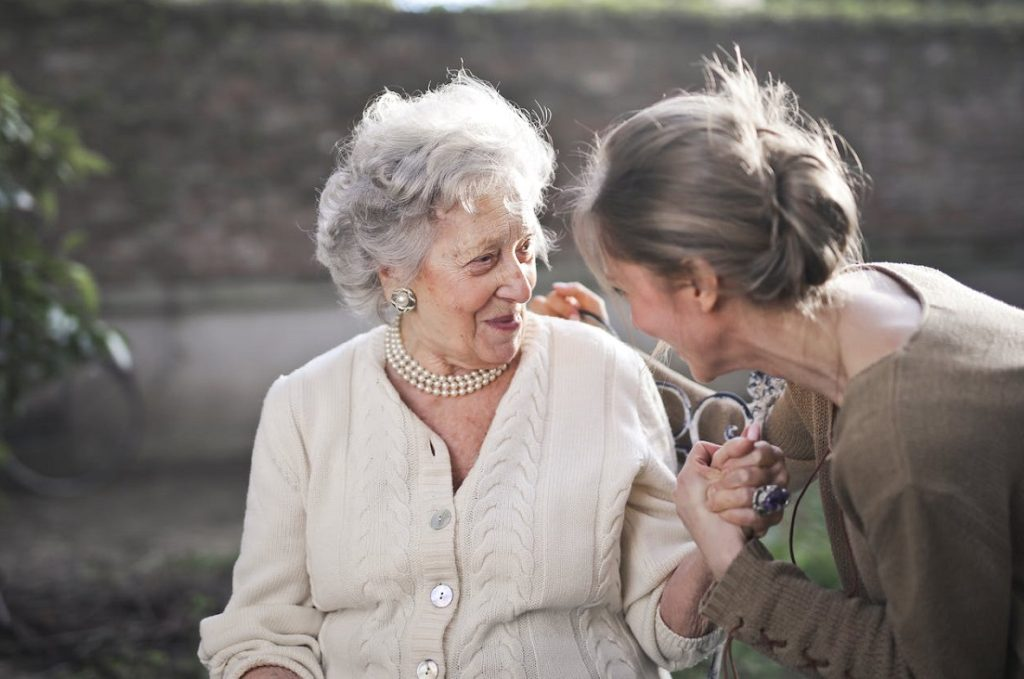 Как оформить уход за пожилым человеком старше 80 лет или инвалидом I группы