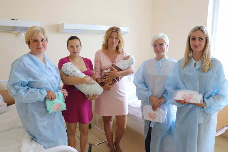 В Новогрудке мамам новорожденных вручили вышиванки