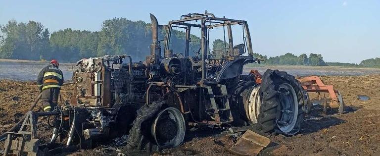 В Новогрудском районе горел трактор: спасатели ликвидировали возгорание