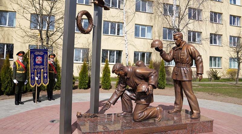 Скульптуру «Работникам МЧС, погибшим во время исполнения служебного долга» открыли в Минске