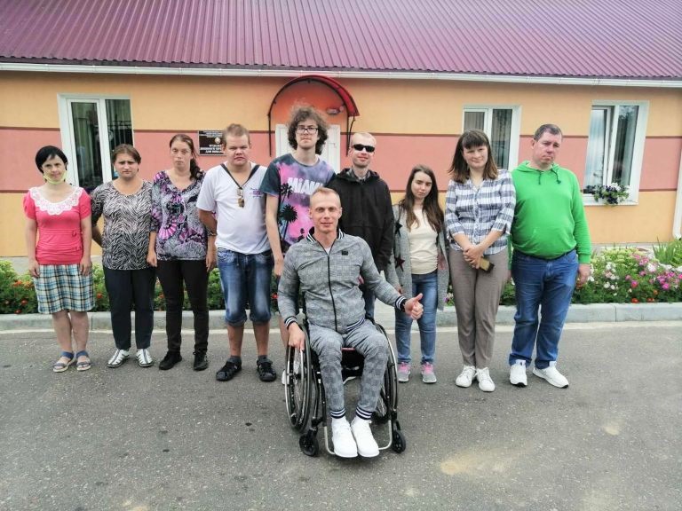 В Новогрудке запущен социальный проект «Жизнь без барьеров» по принципу «равный помогает равному»