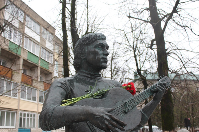 В День рождения Владимира Высоцкого новогрудчане и гости города почтили память великого актера, поэта и музыканта
