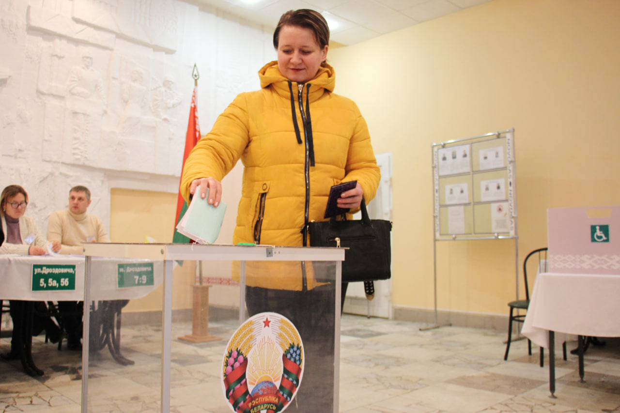 На Новогрудчине выборы проходят активно как на избирательных участках, так и по месту нахождения избирателей