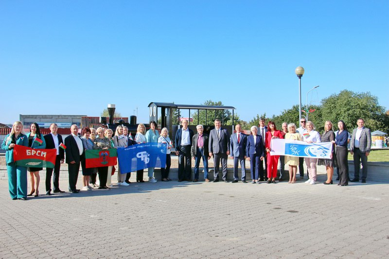 В Новогрудке в День народного единства открыли памятный знак, посвященный истории узкоколейной железной дороги