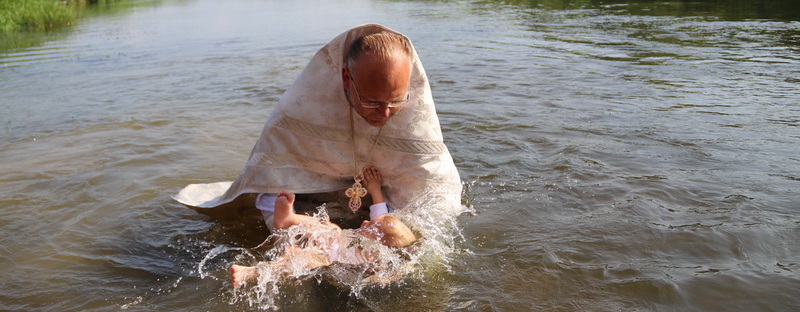 На Новогрудчине более 20 православных христиан приняли таинство крещения в водах реки Неман (+Видео)
