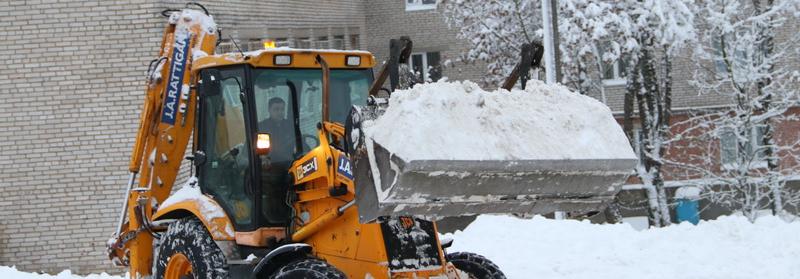 Вторые сутки на уборке снега напряжённо трудятся работники Новогрудского РУП ЖКХ