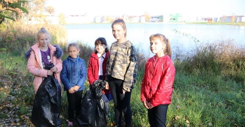 Сотрудники инспекции природных ресурсов вместе с воспитанниками эколого-биологического отдела ЦТДиМ навели порядок на озере Молодежное