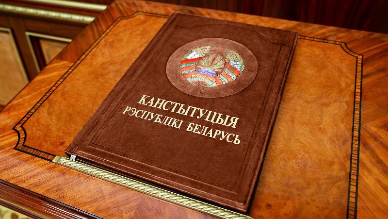 Віншаванне Навагрудскага раённага выканаўчага камітэта і раённага Савета дэпутатаў з Днём Канстытуцыі Рэспублікі Беларусь