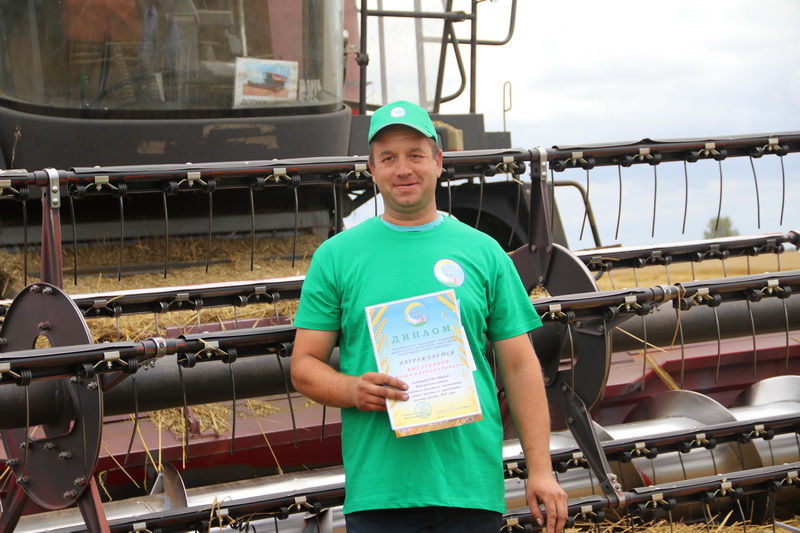 Игорь Быстренков  первым намолотил 1000 тон зерна и рапса на комбайне «КЗС-1218»