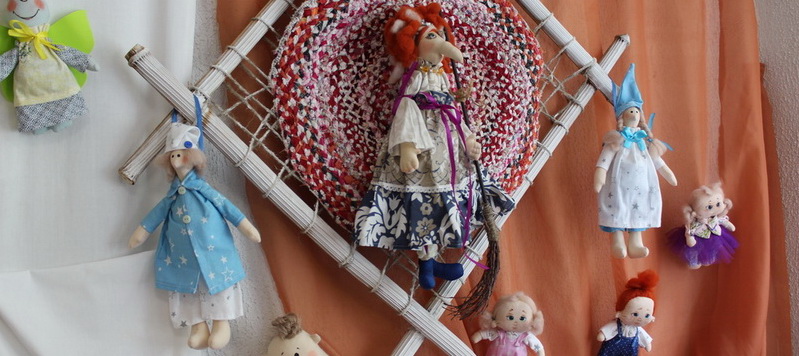 Больше чем игрушка: в Новогрудском районном центре ремесел работает выставка кукол ручной работы