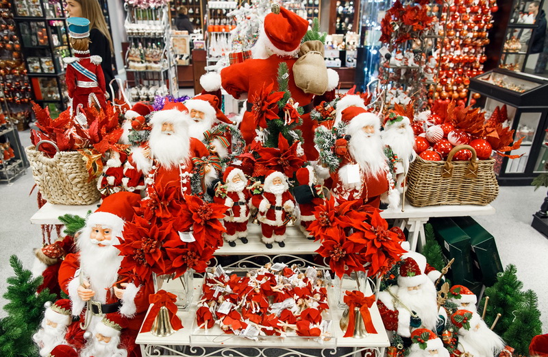 Все к Новому году и Рождеству можно купить во время праздничной торговли около ТЦ "Holiday"