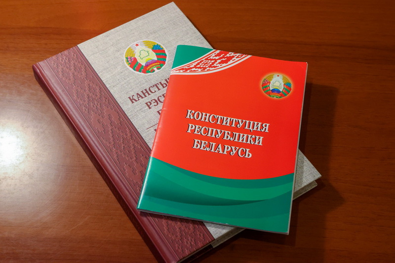 Віншаванне Навагрудскага райвыканкама і раённага Савета дэпутатаў з Днём Канстытуцыі Рэспублікі Беларусь