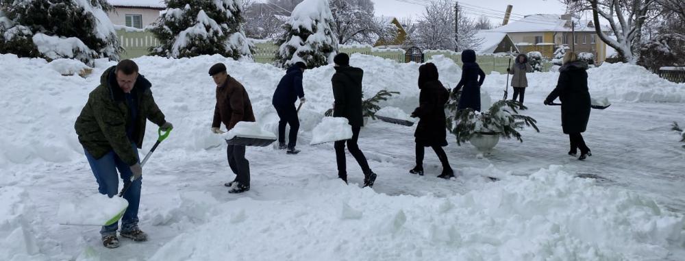 Работники Новогрудского районного исполнительного комитета также приняли участие в общерайонной акции «Уберем снег вместе!»