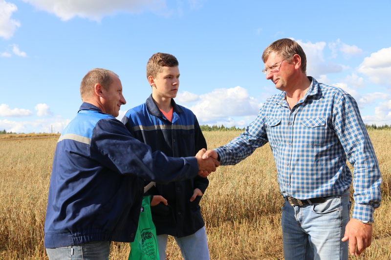 Илья Шапель и Дмитрий Жмуро первыми в Новогрудском районе  намолотили 1000 тон зерна и рапса
