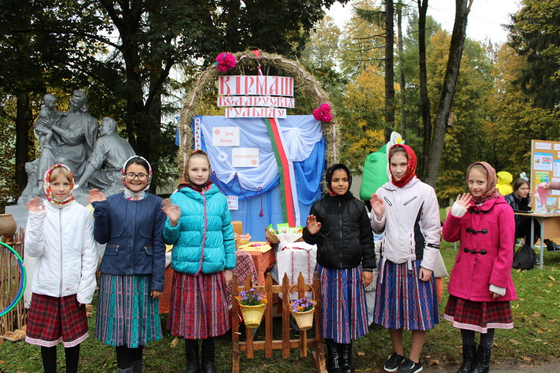 В городском парке для юных участников праздника работала детская площадка «Осенний калейдоскоп» (+ Видео)