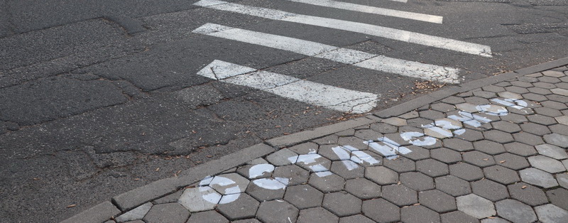 В Новогрудке на тротуарах появились надписи «Остановись», «Осмотрись», «Возьми ребенка за руку»